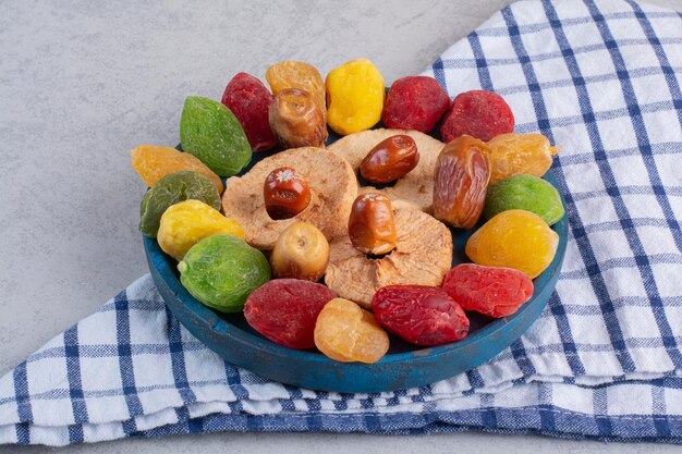 Gelées de fruits multicolores séchées isolées sur une surface en béton.