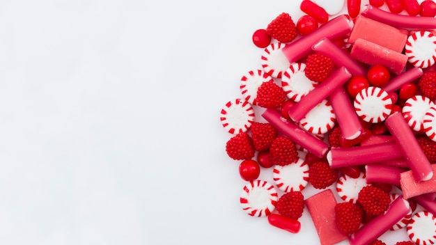 Gelées de fruits et sucreries copie l'espace sur la table