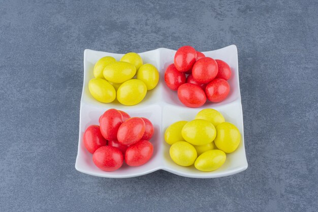 Gencives doublées sur l'assiette, sur fond de marbre.