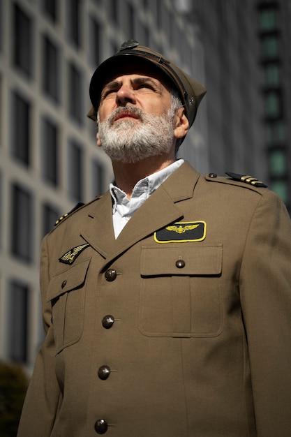 Général portant l'uniforme à faible angle