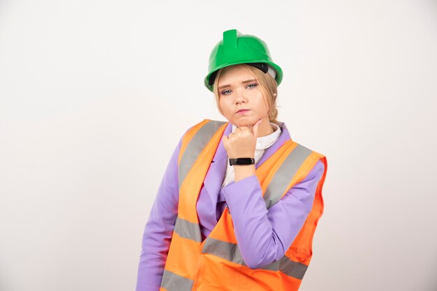 Générateur de femme en casque sur mur blanc.