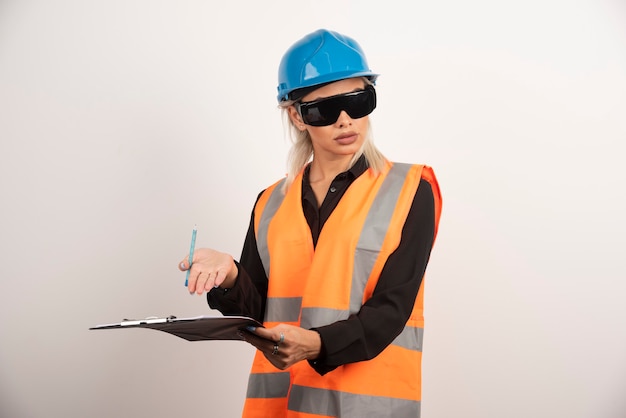 Générateur de femme avec lunettes et presse-papiers. Photo de haute qualité