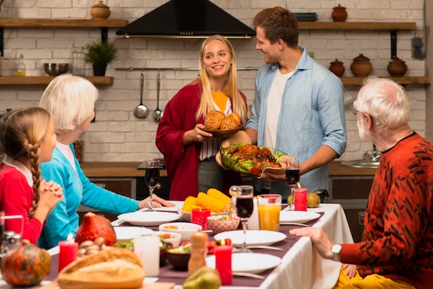 Générations de famille regardant le couple charmant