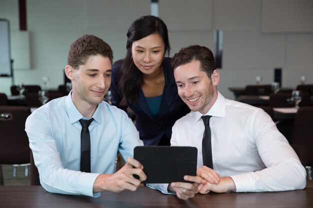 Les gens d&#39;affaires à l&#39;aide Tablet dans Office 6