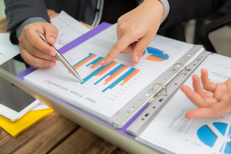 Photo gratuit les gens d&#39;affaires d&#39;analyse d&#39;un graphique à barres