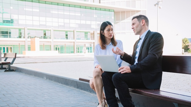 Gens d&#39;affaires assis sur un banc