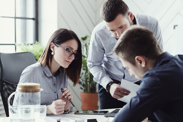 Gens d'affaires au bureau