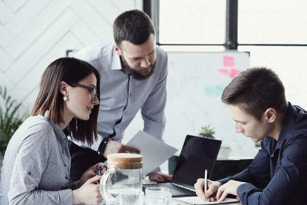 Gens d'affaires au bureau