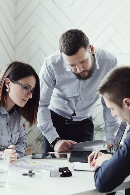 Gens d'affaires au bureau