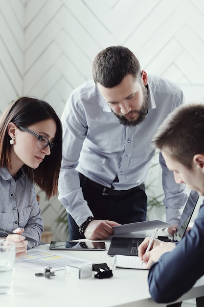 Gens d'affaires au bureau