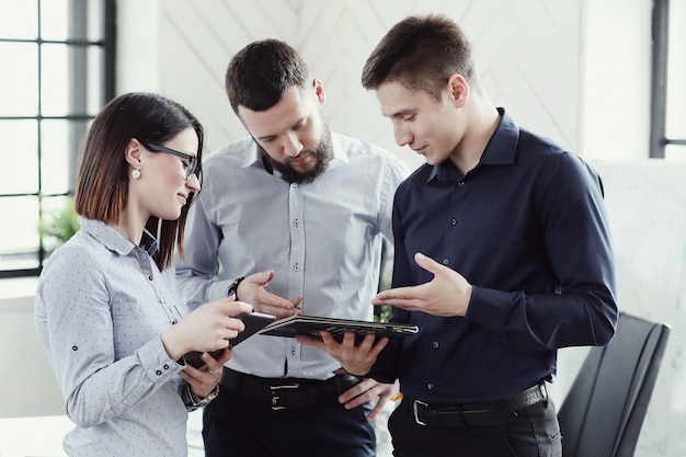 Gens d'affaires au bureau