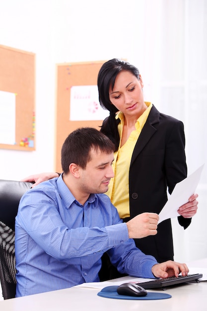 Gens d'affaires au bureau