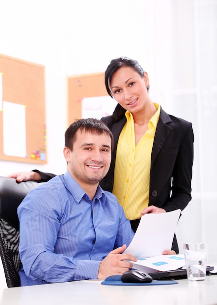 Gens d'affaires au bureau