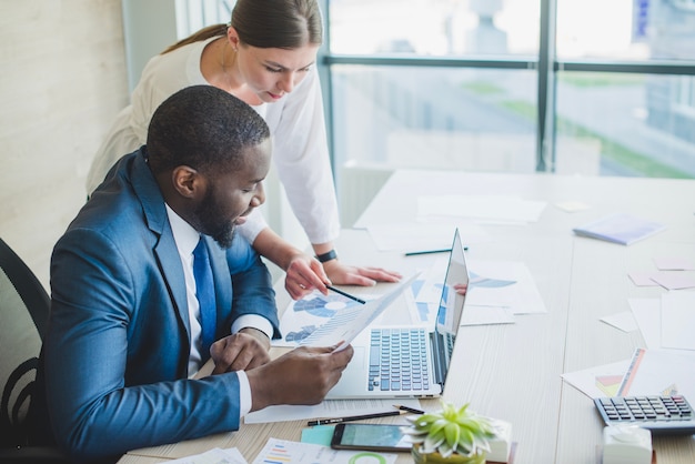 Les gens d&#39;affaires au bureau