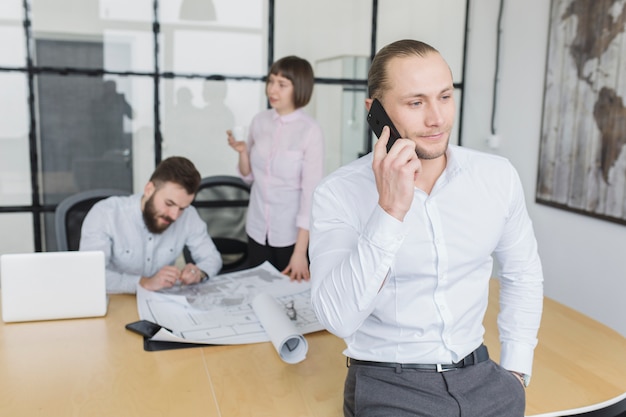 Gens d&#39;affaires au bureau