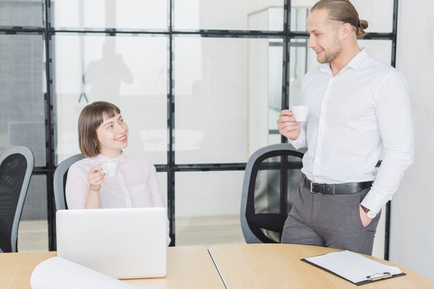 Gens d&#39;affaires au bureau