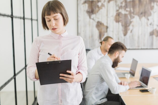 Gens d&#39;affaires au bureau