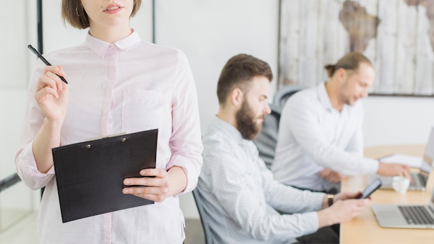 Photo gratuite gens d'affaires au bureau