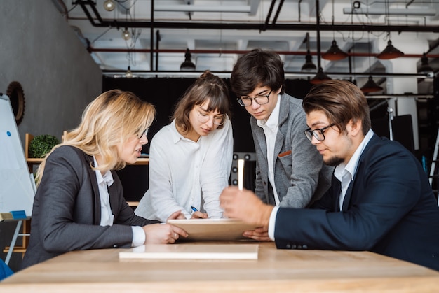 Gens d'affaires ayant une discussion sur un document