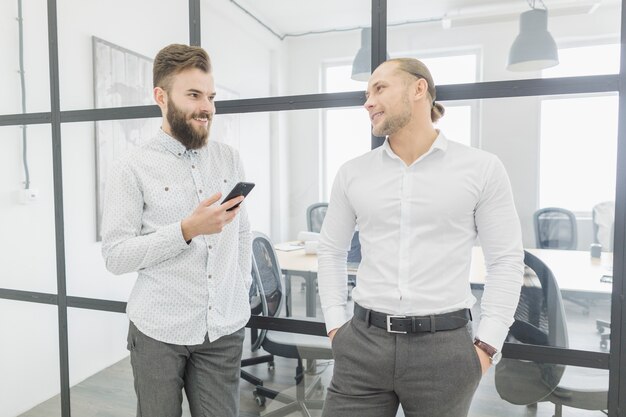 Gens d&#39;affaires conversant dans le bureau