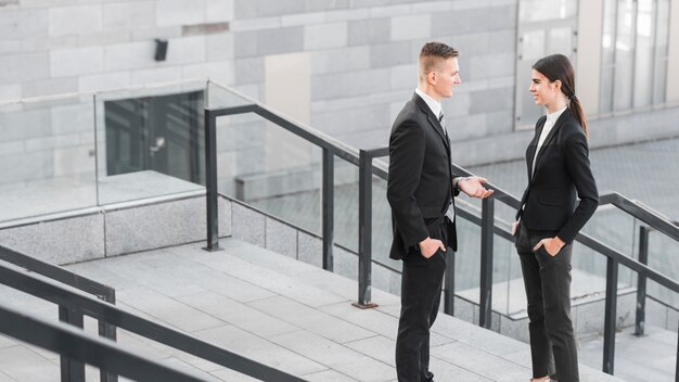 Gens d&#39;affaires dans les escaliers