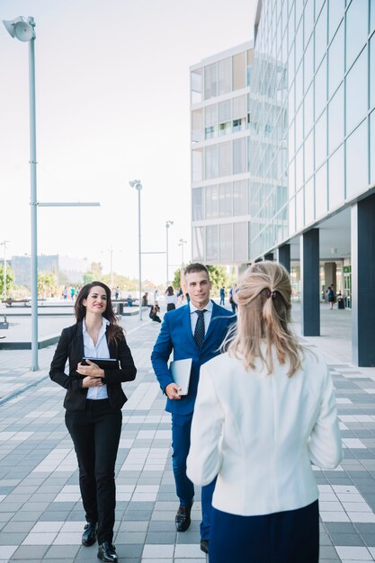 Gens d&#39;affaires dans la scène de rue