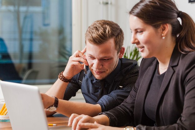 Les gens d&#39;affaires détaillés au bureau