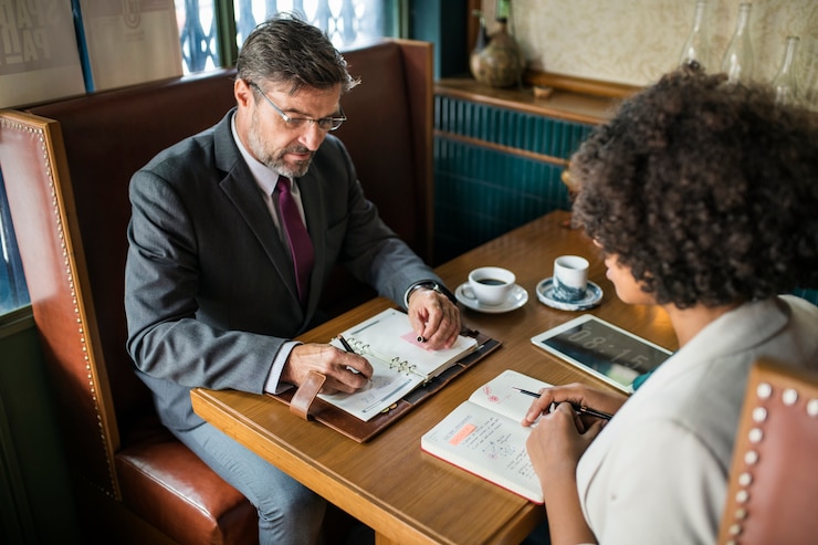 Photo gratuit gens d&#39;affaires discutant dans le café
