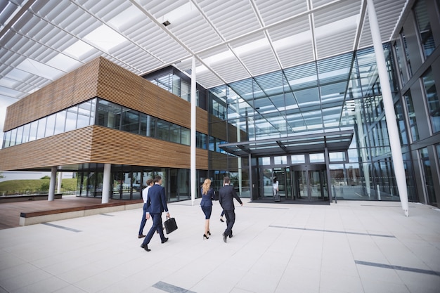 Gens D'affaires Entrant Dans Un Immeuble De Bureaux