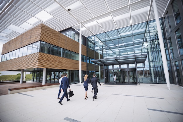 Gens d'affaires entrant dans un immeuble de bureaux