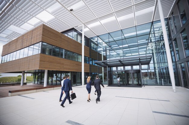 Gens d'affaires entrant dans un immeuble de bureaux