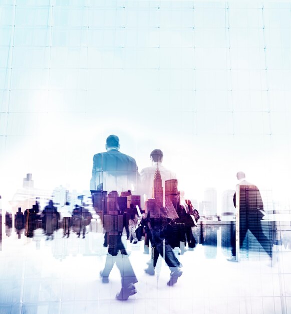 Les gens d'affaires à l'heure de pointe, le concept de ville de trajet à pied