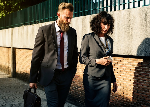 Gens d&#39;affaires marchant ensemble dans la ville