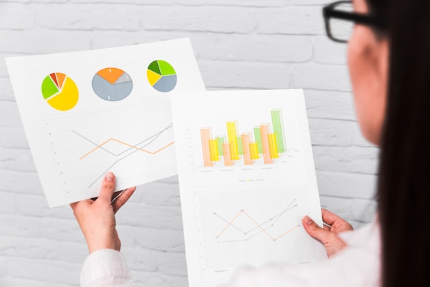 Gens D'affaires Montrant Des Graphiques Et Des Statistiques