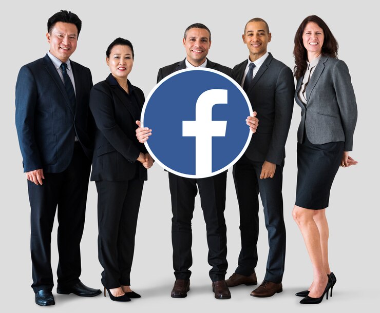 Photo gratuit gens d&#39;affaires montrant une icône facebook