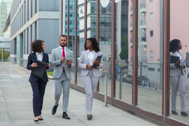 Gens d'affaires multiethniques dans la rue