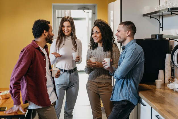 Gens d'affaires à la pause de bureau