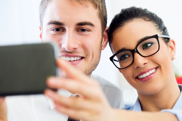 Les gens d&#39;affaires prennent une selfie dans le bureau.