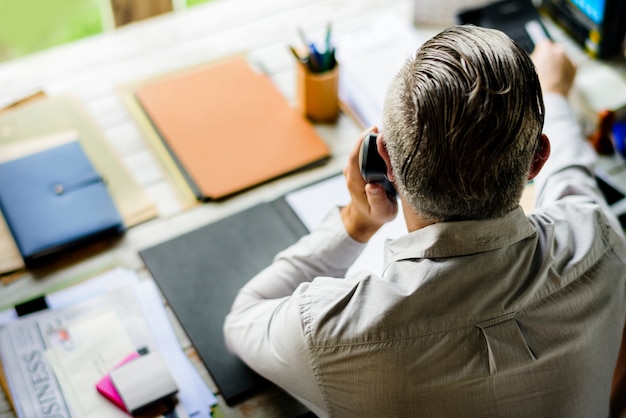 Les gens d&#39;affaires répondant à l&#39;appel téléphonique