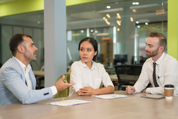 Les gens d&#39;affaires se réunissent et travaillent au bureau dans le bureau