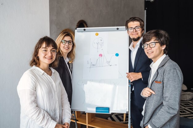 Les gens d'affaires avec tableau blanc discuter de stratégie lors d'une réunion