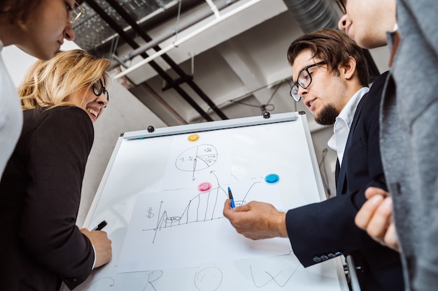 Les gens d'affaires avec tableau blanc discuter de stratégie lors d'une réunion