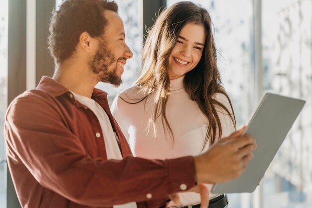 Gens d'affaires avec tablette