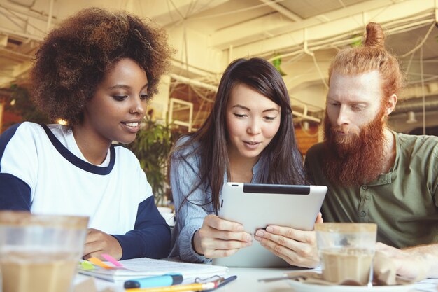 Les gens, les affaires, la technologie et la communication.