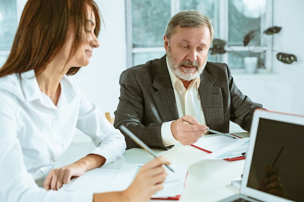 Les gens d'affaires travaillant ensemble à table.