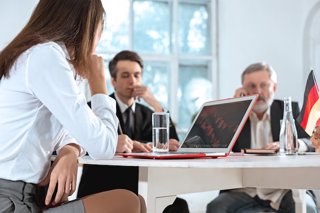 Les gens d'affaires travaillant ensemble à table.