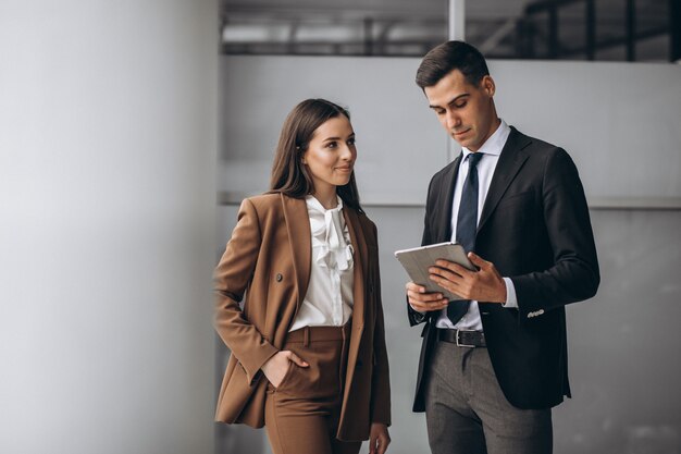Des gens d'affaires travaillant en équipe dans un bureau.