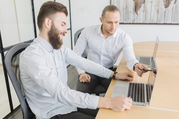 Gens d&#39;affaires travaillant avec un ordinateur portable au bureau