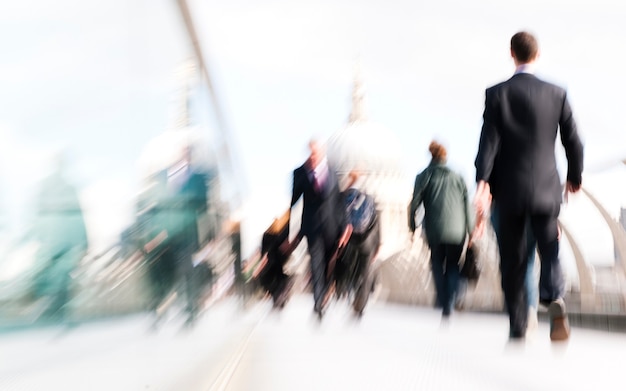 Les gens d'affaires de la ville se rendent aux heures de pointe