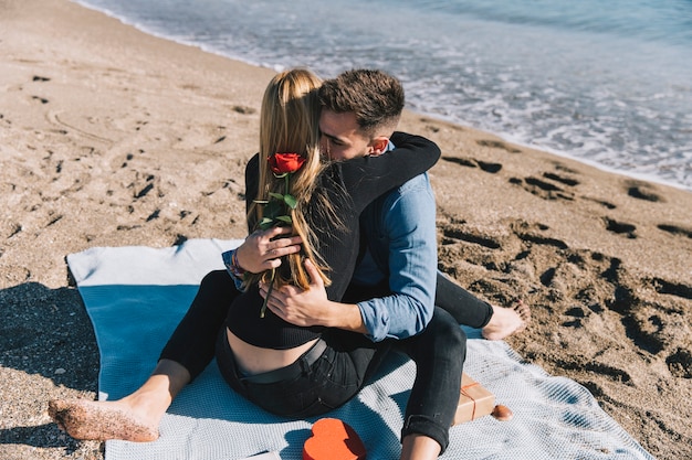 Les gens amoureux embrassant doucement sur la plage